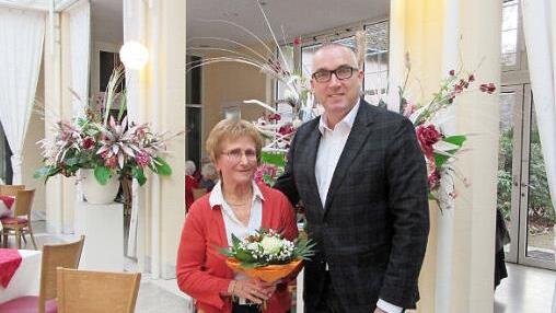B&uuml;rgermeister Andreas Sandwall dankte Inge Markard f&uuml;r ihr Engagement. Sie leitet seit zehn Jahren den Stammtisch f&uuml;r Senioren und Neub&uuml;rger in Bad Bocklet.  Foto: Stefanie Tapprogge