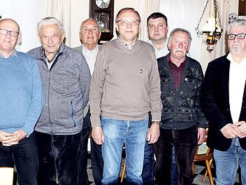 Johann Daum (rechts) ist neuer Vorsitzender des Bürgervereins Nordhalben. Josef Wunder (2. von rechts) und Helmut Beetz (4 von rechts) wurde zu Ehrenmitgliedern ernannt.  Foto: Michael Wunder