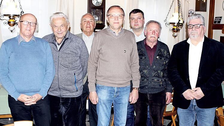 Johann Daum (rechts) ist neuer Vorsitzender des Bürgervereins Nordhalben. Josef Wunder (2. von rechts) und Helmut Beetz (4 von rechts) wurde zu Ehrenmitgliedern ernannt.  Foto: Michael Wunder