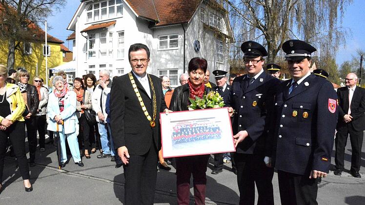 Die Feuerwehr Ermershausen mit ihrem 1. Kommandanten Markus Eiring und dem 1. Vorsitzenden des Feuerwehrvereins, Andreas Franz (von rechts) verabschiedete sich von Bürgermeister Werner Döhler und seiner Frau Gerlinde mit einem Bild der Wehr, die Döhler immer am Herzen lag. Bild: Schmidt