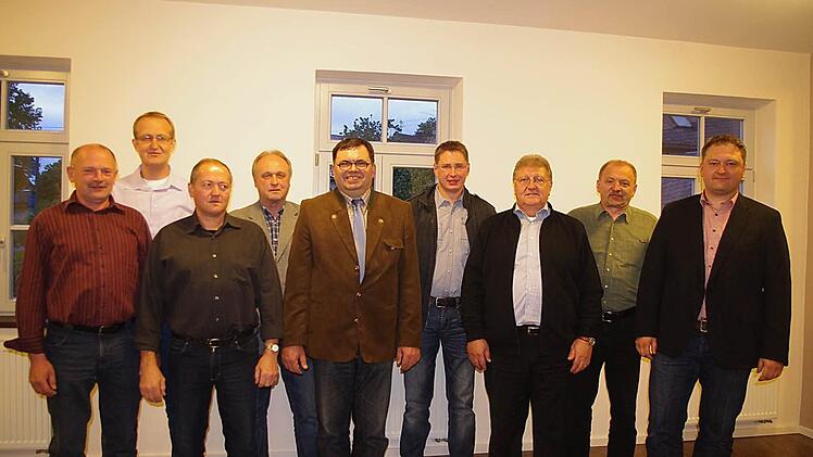 Der neue Tschirner Gemeinderat (von links): Thomas Förtsch, Erwin Daum, Thomas Hofmann, Werner Welscher, Bürgermeister Peter Klinger, Michael Hader, Günter Böhnlein, Georg Barnickel und Christian Alber  Foto: Heike Schülein