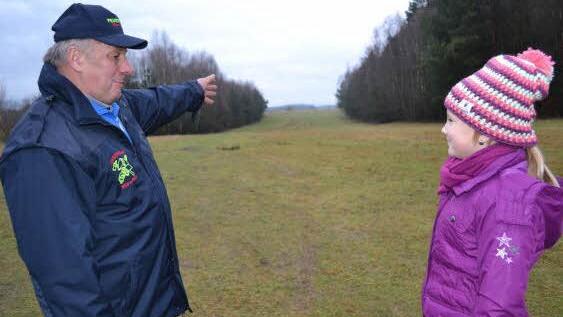 Hans Schindhelm aus Mürschnitz zeigt der achtjährigen Vanessa, wo einst die Grenze verlief und sein Vater noch Felder bewirtschaftet hatte.