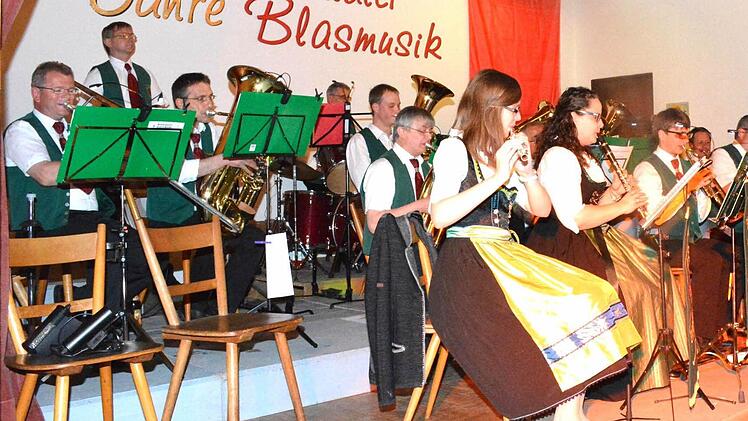 Als Geburtstagsgäste waren die Musiker aus Pfaffendorf dabei.  Foto: Gerhard Schmidt