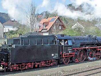 Der schwarz-rote Schienenkoloss der Baureihe 03 hat am Samstag, 16. Mai, einen Sonderzug aus Berlin nach Neuenmarkt-Wirsberg am Haken. Zweimal ist die Nostalgiefuhre beim Rangieraufenthalt in Lichtenfels zu bestaunen.  Foto: Klaus Oelzner