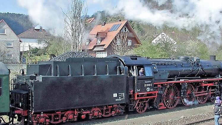 Der schwarz-rote Schienenkoloss der Baureihe 03 hat am Samstag, 16. Mai, einen Sonderzug aus Berlin nach Neuenmarkt-Wirsberg am Haken. Zweimal ist die Nostalgiefuhre beim Rangieraufenthalt in Lichtenfels zu bestaunen.  Foto: Klaus Oelzner
