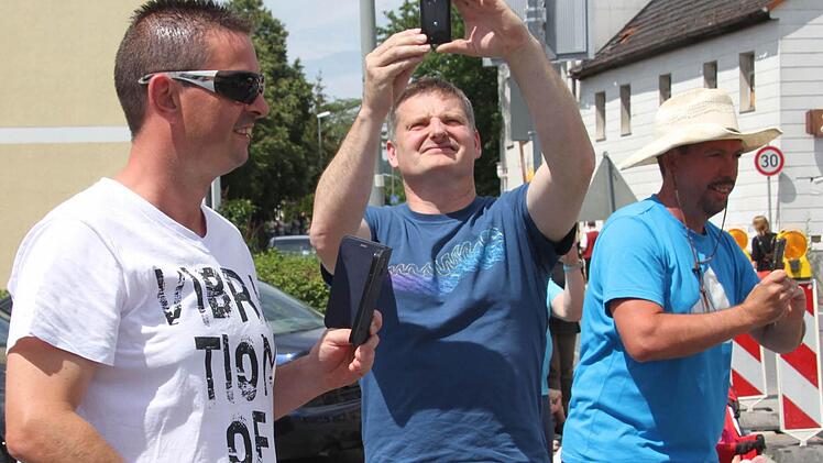 Am Straßenrand klickten die Handykameras im Sekundentakt. Foto: Sonja Adam