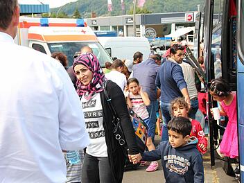 Ein Bus mit Flüchtlingen erreicht die Notunterkunft in einer ehemaligen Wäschefabrik in Bad Kissingen. Foto: Benedikt Borst