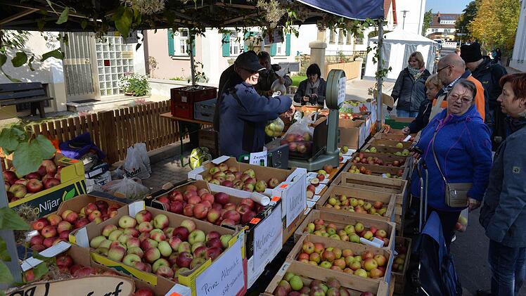 Äpefl satt! So was gibt's nur beim Kreispfelmarkt. Foto: Ronald Rinklef