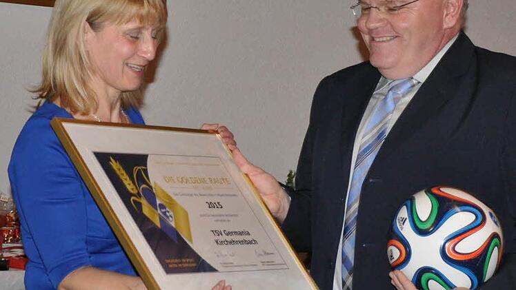 Kreisehrenamtsbeauftragter Alexander Männlein überreichte die Urkunde zur "Goldenen Raute mit Ähre" an TSV-Vorsitzende Silvia Wagner. Fotos: Leo Hühnlein
