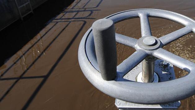 Die Einleitung von Abwasser hat der Stockheimer Gemeinderat moderat erhöht. Symbolbild: Patrick Seeger, Archiv-dpa