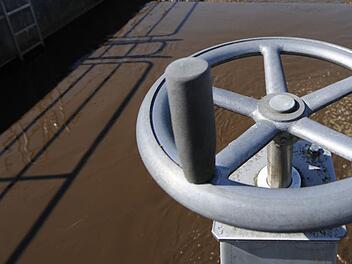 Die Einleitung von Abwasser hat der Stockheimer Gemeinderat moderat erhöht. Symbolbild: Patrick Seeger, Archiv-dpa