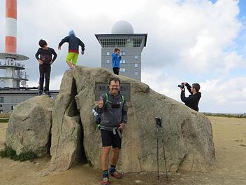 Nach neun Tagen in der Norddeutschen Tiefebene erreichte Thomas Schmidtkonz am zehnten Tag nach 400 km den Gipfel des Brocken.  Fotos: privat