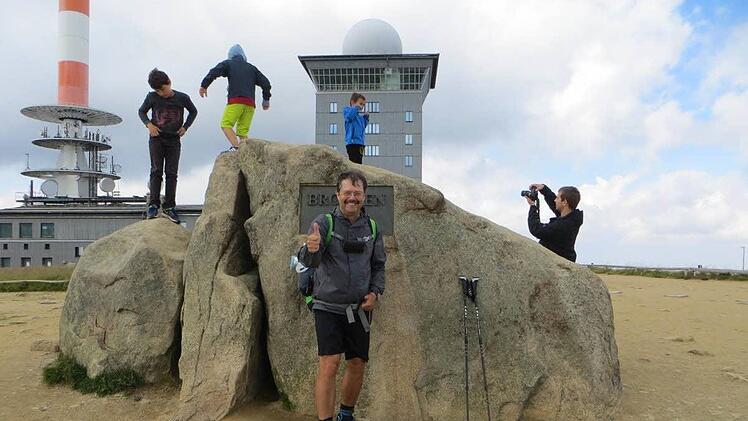 Nach neun Tagen in der Norddeutschen Tiefebene erreichte Thomas Schmidtkonz am zehnten Tag nach 400 km den Gipfel des Brocken.  Fotos: privat