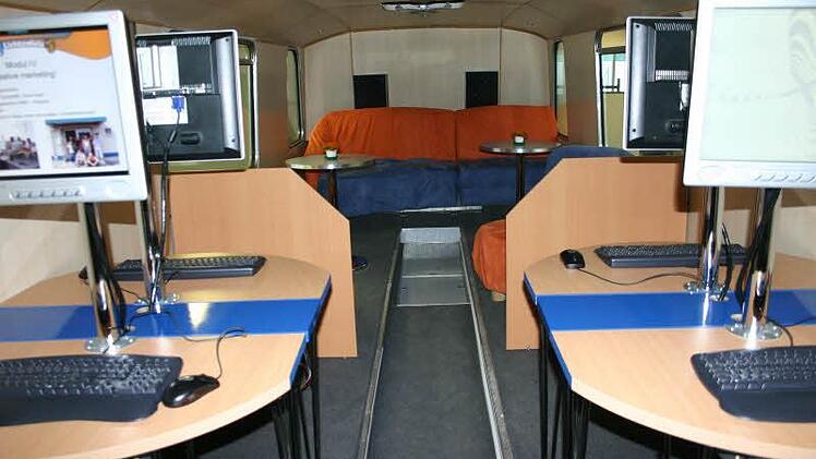 Innen war das Mobile Multimedia-Center mit Bildschirmplätzen und einer Lounge ausgestattet. Foto: Popp