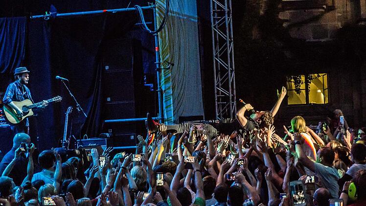 Umjubelter Auftritt: Michael Patrick Kelly fasziniert im ausverkauften Schlosshof von Tambach. Foto: Jochen Berger