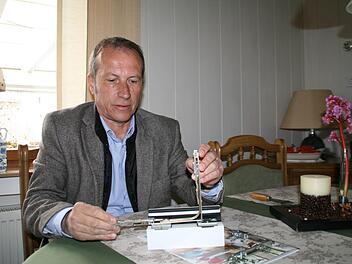 Kriminalhauptkommissar Dietmar Dömling bei seinem Besuch vor Ort - er gibt Tipps, wie man sich vor Einbruch schützen kann.  Foto: Anja Vorndran