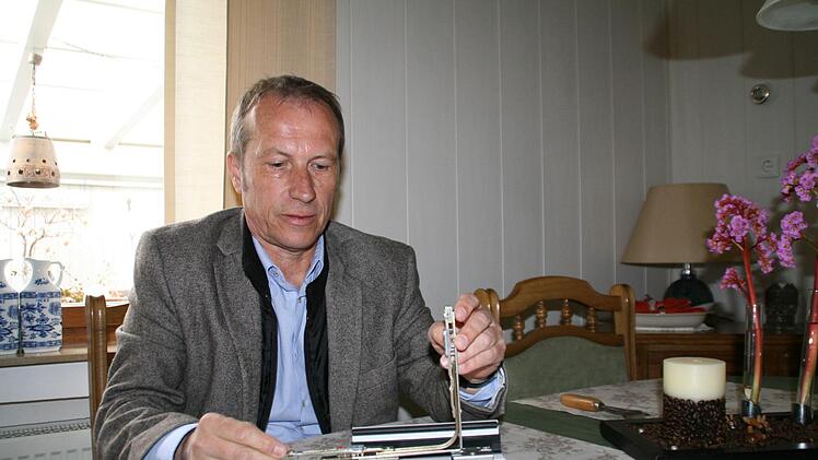 Kriminalhauptkommissar Dietmar Dömling bei seinem Besuch vor Ort - er gibt Tipps, wie man sich vor Einbruch schützen kann.  Foto: Anja Vorndran