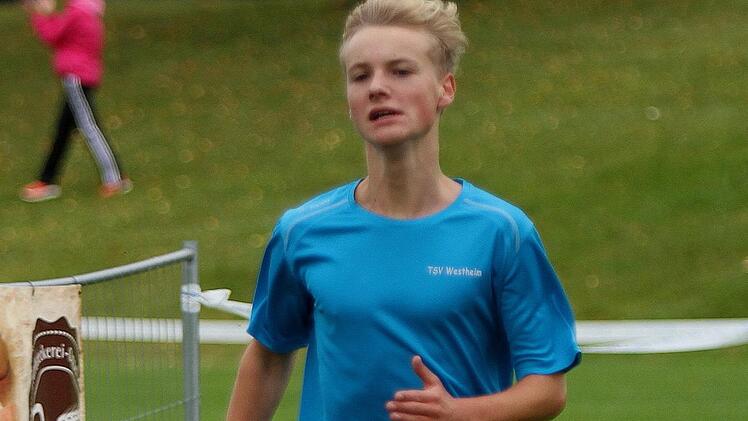 Der Sieger beim Schülerlauf, Elias Hochrhein, beim Zieleinlauf