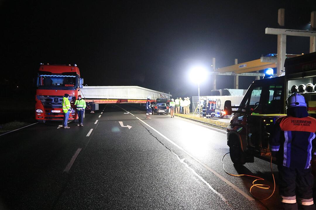 Auto kracht in Schwertransport