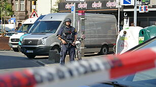 Großeinsatz in Nürnberg: Polizei fahndet nach Flüchtigem