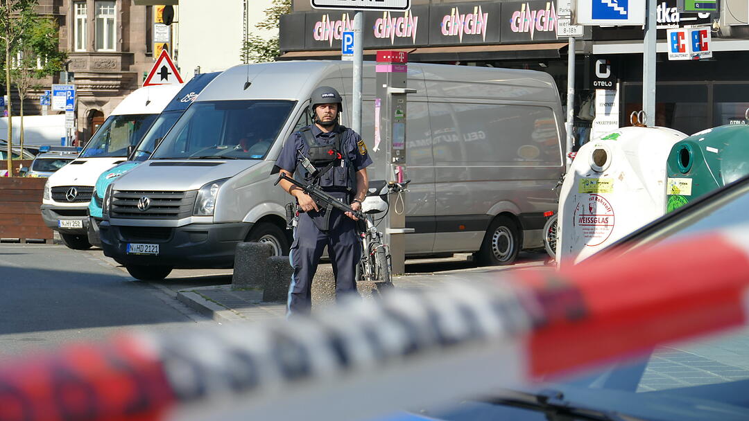 Großeinsatz in Nürnberg: Polizei fahndet nach Flüchtigem