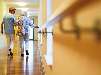 Die Ausbildung in der Pflege wird ab September auf neue Füße gestellt. Die Gesundheitsregion Plus ist Schnittstelle eines neuen Verbundes, der mit 60 Partnern den aktuellen Anforderungen an künftige Pflegekräfte gerecht werden will.  Foto: Christoph Schmidt, dpa