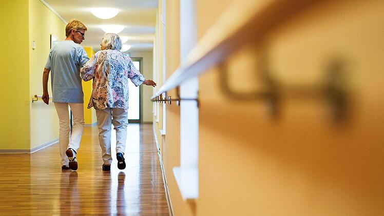 Die Ausbildung in der Pflege wird ab September auf neue Füße gestellt. Die Gesundheitsregion Plus ist Schnittstelle eines neuen Verbundes, der mit 60 Partnern den aktuellen Anforderungen an künftige Pflegekräfte gerecht werden will.  Foto: Christoph Schmidt, dpa