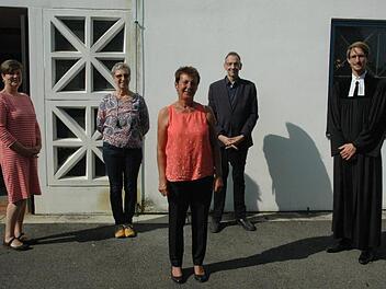 Offizielle Verabschiedung in den Ruhestand (von links): Theresa Uhl vom Kirchenvorstand, Vertrauensfrau Monika Biederer, Sylvia Franz, Thomas Nowak und Pfarrer Veit Röger  Foto: Edwin Meißinger