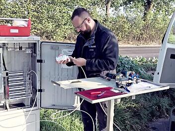 IT-Systemelektroniker Jan Zink beim Einblasen der Glasfasern am Verteiler Dondörflein Foto: privat