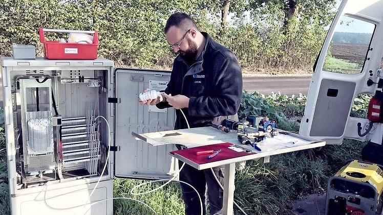 IT-Systemelektroniker Jan Zink beim Einblasen der Glasfasern am Verteiler Dondörflein Foto: privat