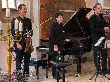 Der Prager Geiger Josef &Scaron;pacek (links) und der Budapester Cellist István Várdai (rechts) sowie Mao Fujita