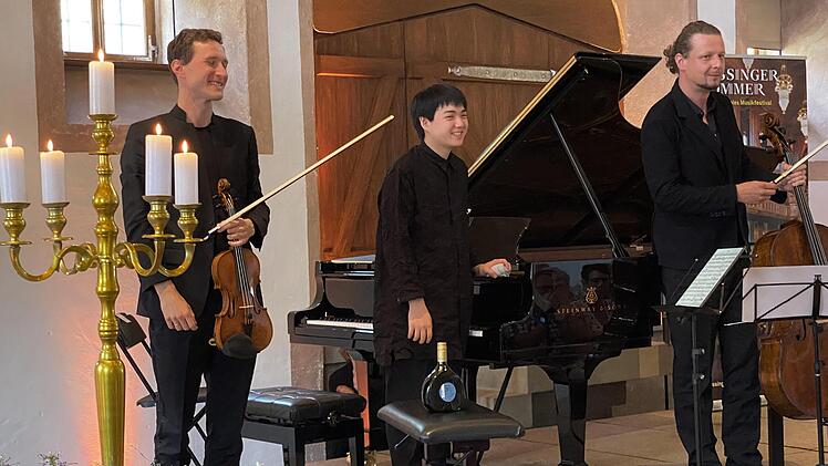 Der Prager Geiger Josef &Scaron;pacek (links) und der Budapester Cellist István Várdai (rechts) sowie Mao Fujita