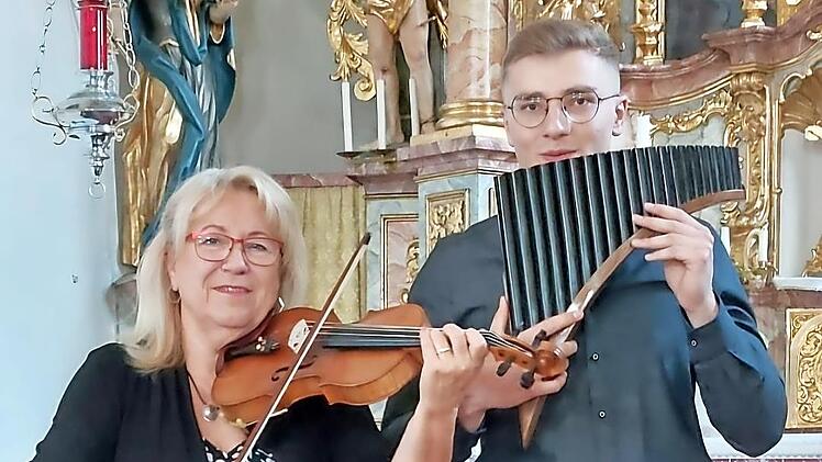 Margitta Bergfeld (Geige) und Maik Förner (Panflöte) laden zu ihrem Konzert in die Kirche St. Johannes der Täufer in Haßlach bei Kronach ein.