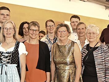 Bürgermeisterin Gertrud Werner (Mitte) wird umringt von den Mitarbeitern der Verwaltung, die der VG-Chefin gratulieren.