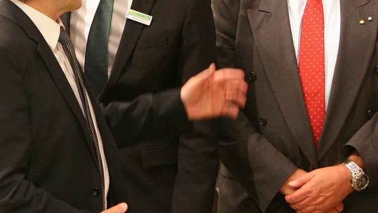 Diskussion am Rande der Geburtstagsfeier: IHK-Präsident Friedrich Herdan (links) drängt auf eine Erweiterungsmöglichkeit für den Kaufhof. Rechts OB Norbert Kastner, in der Mitte der Coburger Kaufhof-Geschäftsleiter Hannes Schmidt.  Foto: Simone Bastian