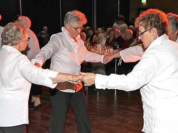 Die Tänzerinnen fassen sich an den Händen.  Foto: Mathias Erlwein