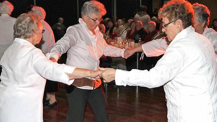 Die Tänzerinnen fassen sich an den Händen.  Foto: Mathias Erlwein