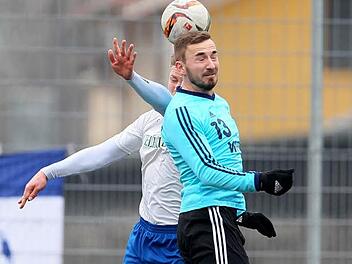 Senad Bajric (re.) wurde kurz vor Schluss im Strafraum gefoult. Den Elfmeter zum 1:1-Endstand der SpVgg Jahn Forchheim gegen den Würzburger FV verwandelte Kapitän Max Bauernschmitt.  Foto: HMB-Media