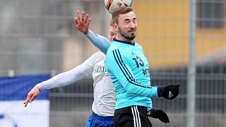 Senad Bajric (re.) wurde kurz vor Schluss im Strafraum gefoult. Den Elfmeter zum 1:1-Endstand der SpVgg Jahn Forchheim gegen den Würzburger FV verwandelte Kapitän Max Bauernschmitt.  Foto: HMB-Media