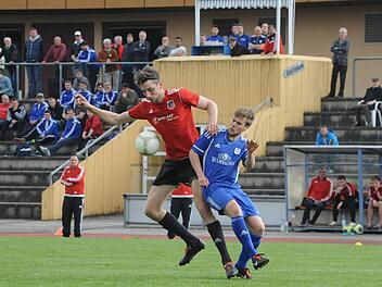 Lang genug ist Johannes Feser ja eigentlich. Dennoch nimmt der Fuchsstädter Stürmer bei seinem Ballbehauptungsversuch gegen Philipp Müller vom TSV Münnerstadt (rechts) nicht ganz regelkonform die Hand zu Hilfe.  Foto: Hopf