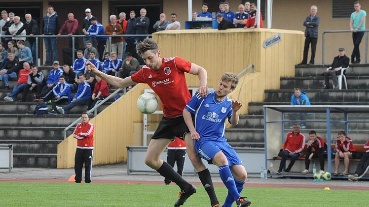 Lang genug ist Johannes Feser ja eigentlich. Dennoch nimmt der Fuchsstädter Stürmer bei seinem Ballbehauptungsversuch gegen Philipp Müller vom TSV Münnerstadt (rechts) nicht ganz regelkonform die Hand zu Hilfe.  Foto: Hopf
