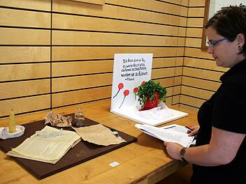 "VerRÜCKERTe Ideen" gibt es an dem nach Friedrich Rückert benannten Eberner Gymnasium viele und originelle. Da fiel den Juroren des gleichnamigen Kreativwettbewerbs die Auswahl der Preisträger schwer. Hier betrachtet Tanja Roeß zwei der herausragenden Arbeiten, den Nachbau eines imaginären Rückert-Schreibtisches von Isabell Schuler sowie die "Rosigen Zeiten" von Marina Schmitt (beide 10a): Vor einem Rosen-Gedicht erinnert der sich um einen Tonkopf Rückerts rankende Efeu an die lange und locki...