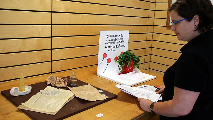 "VerRÜCKERTe Ideen" gibt es an dem nach Friedrich Rückert benannten Eberner Gymnasium viele und originelle. Da fiel den Juroren des gleichnamigen Kreativwettbewerbs die Auswahl der Preisträger schwer. Hier betrachtet Tanja Roeß zwei der herausragenden Arbeiten, den Nachbau eines imaginären Rückert-Schreibtisches von Isabell Schuler sowie die "Rosigen Zeiten" von Marina Schmitt (beide 10a): Vor einem Rosen-Gedicht erinnert der sich um einen Tonkopf Rückerts rankende Efeu an die lange und locki...