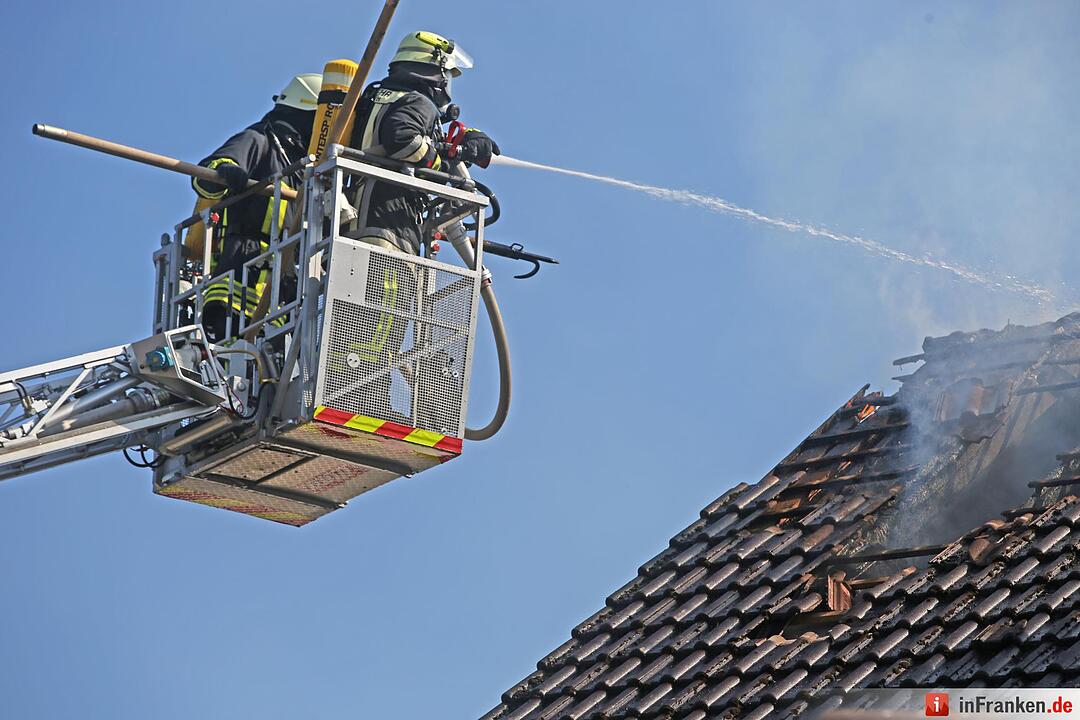 Wohnhaus wird bei Dachstuhlbrand komplett zerstoert