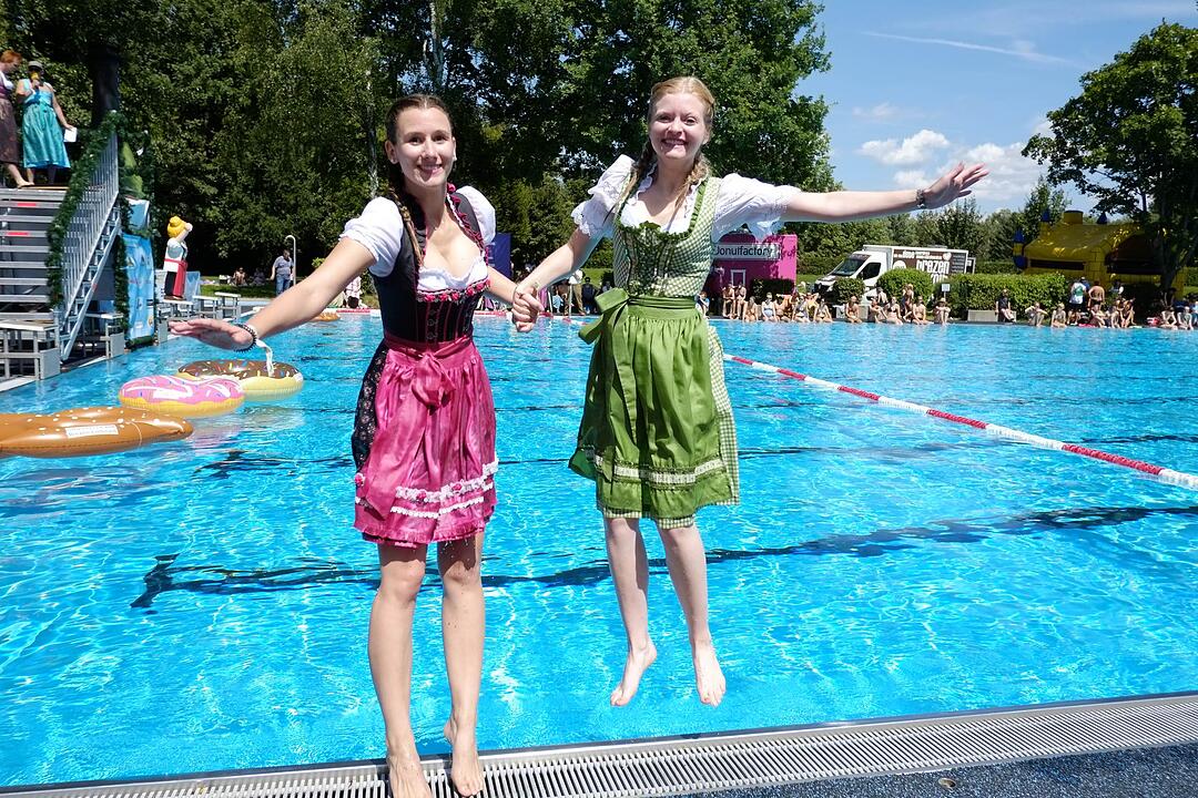 Nürnberg: Dirndl-Flug-WM - mit Tracht ins Wasser