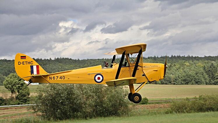 Mit diesem "gelben Vogel", einer Havilland D.H.82 Tiger Moth mit Namen "Miss Sophie", setzte Claudio Stetter, einer von drei Flugzeugeignern, in Sendelbach auf. Foto: Helmut Will