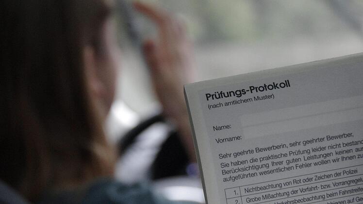 Volontärin Anna-Lena Deuerling in einem Moment der Verzweiflung - bei der simulierten praktischen Führerscheinprüfung. Foto: Marco Meißner