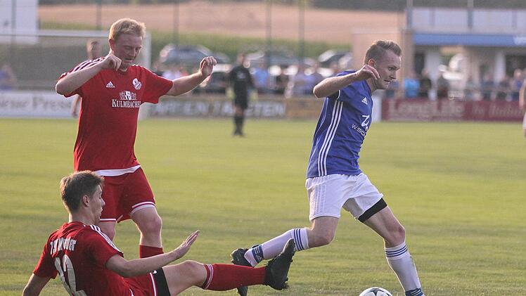 Daniel Oppel vom VfL Frohnlach (blau) im Laufduell mit Leon Pietsch.