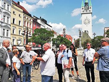 Der Historiker und Stadtrat Werner Schäfer (im weißen t-Shirt in der Mitte) führte die Bad Kissinger Delegation durch Straubing. Sigismund von Dobschütz