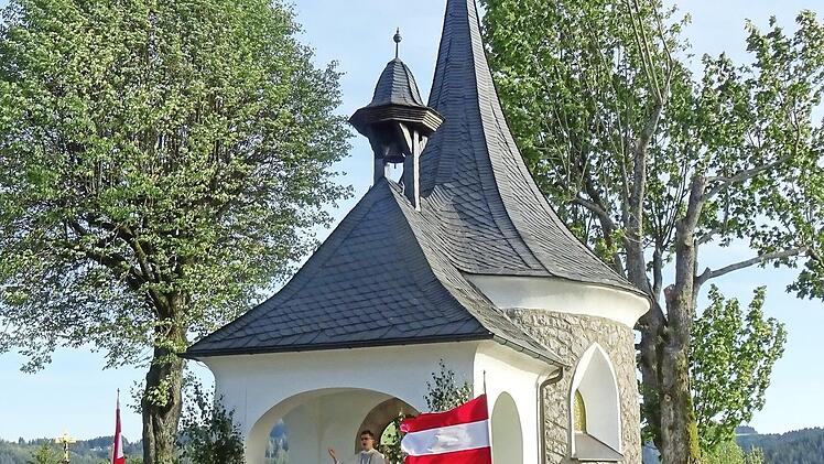 Jan Poja zelebrierte die Heilige Messe an der Kapelle. Foto: Susanne Deuerling